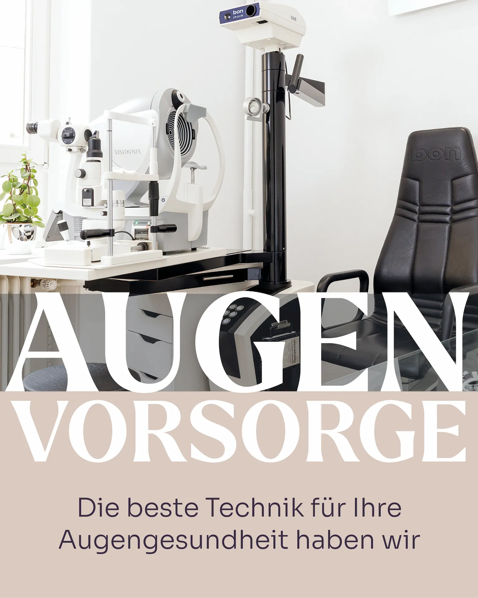 Augenmessgerät auf einem Tisch davor ein schwarzer Stuhl aus Leder